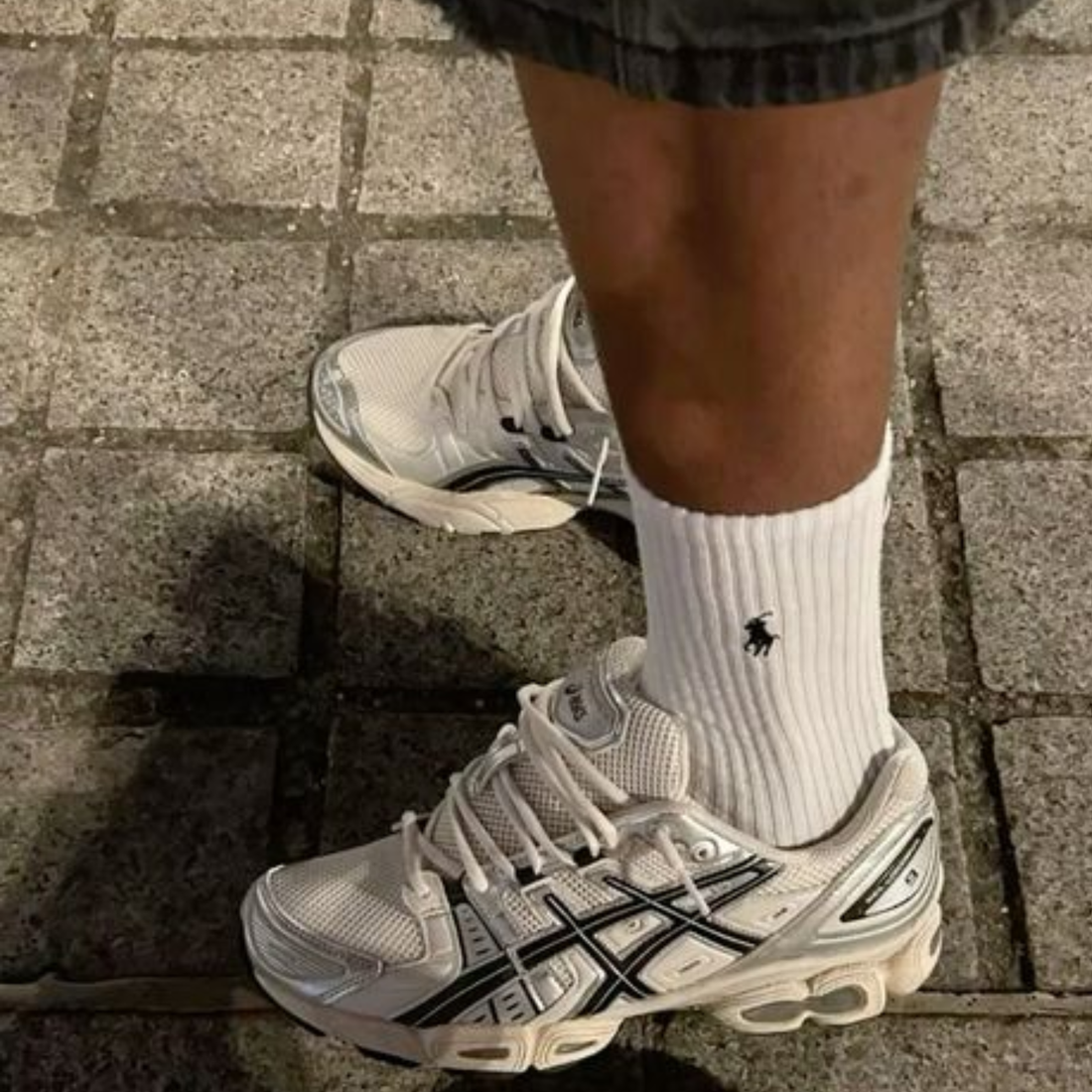 Asics Gel-Nimbus 9 Creme Schwarz
