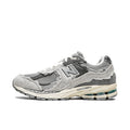 New Balance 2002R Protection Pack Rain Cloud - exclusieve sneaker met gedistresseerde details en grijstinten, verkrijgbaar bij KeepItSneaker.