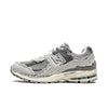 New Balance 2002R Protection Pack Rain Cloud - exclusieve sneaker met gedistresseerde details en grijstinten, verkrijgbaar bij KeepItSneaker.