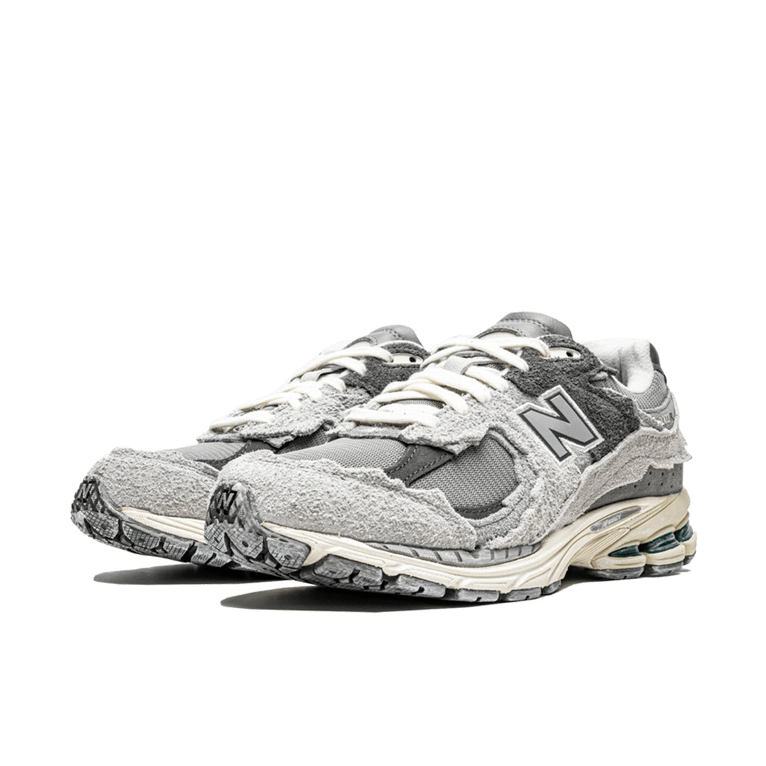 New Balance 2002R Protection Pack Rain Cloud - exclusieve sneaker met gedistresseerde details en grijstinten, verkrijgbaar bij KeepItSneaker.
