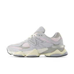 New Balance 9060 Granite Pink - premium sneaker met grijs suède en roze accenten, verkrijgbaar bij KeepItSneaker met gratis verzending in Nederland, België en Duitsland.