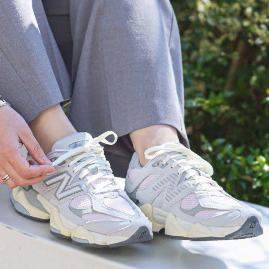 New Balance 9060 Granite Pink - premium sneaker met grijs suède en roze accenten, verkrijgbaar bij KeepItSneaker met gratis verzending in Nederland, België en Duitsland.