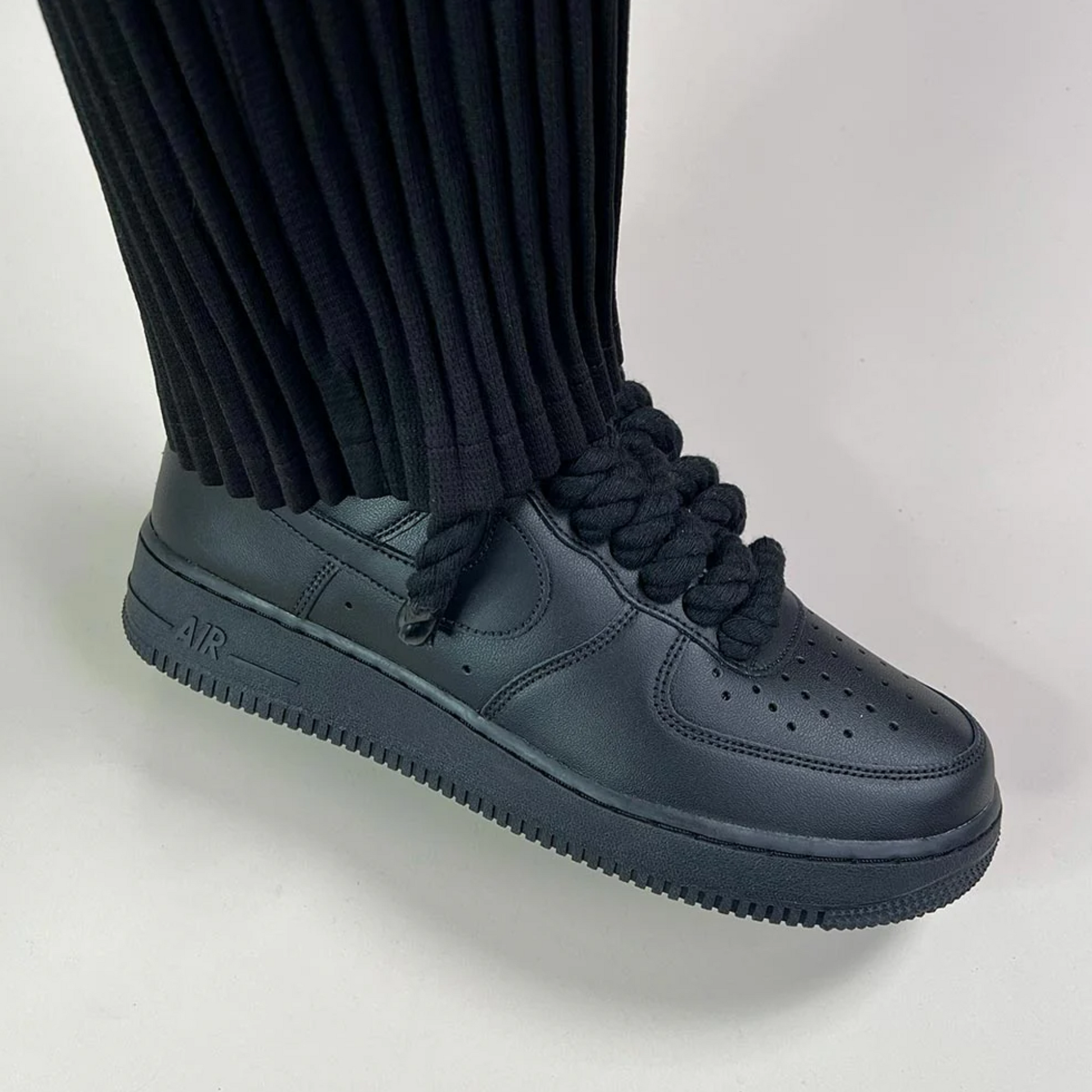 Nike Air Force 1 Low zwart custom met zwarte rope laces gedragen on foot foto
