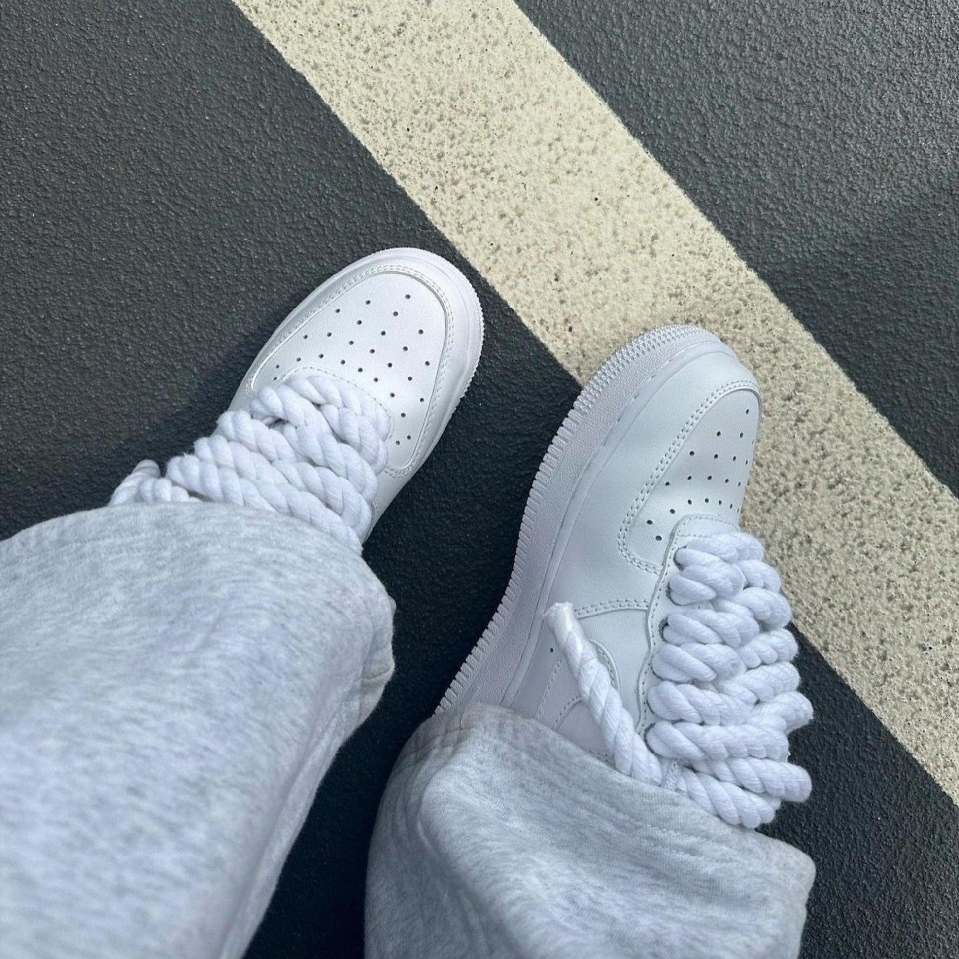 Nike Air Force 1 Low wit custom met witte rope laces gedragen on foot