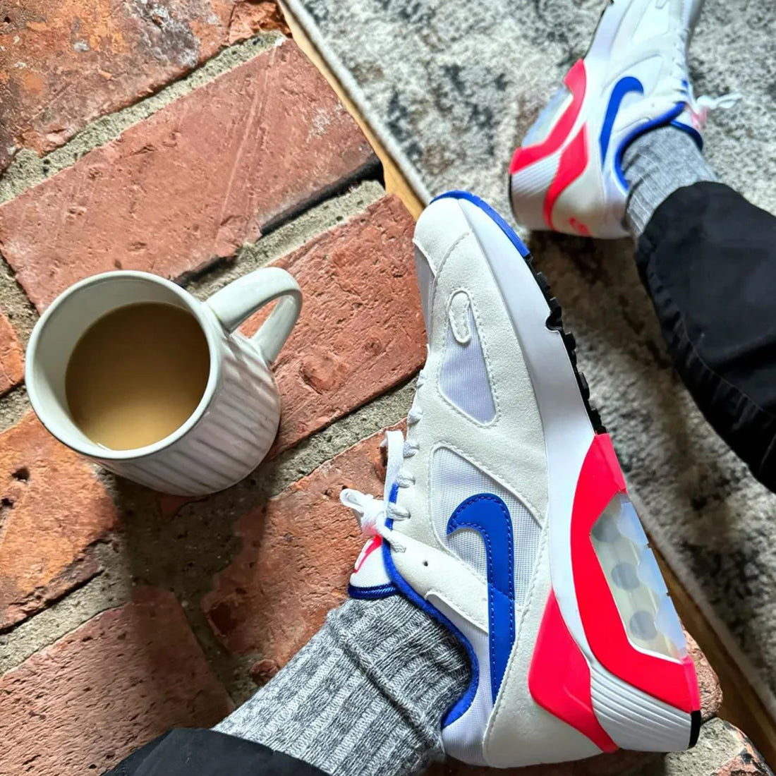 Nike Air Max 180 Ultramarine (2024) - retro sneaker met wit, blauw en roze accenten en 180 Air-unit, verkrijgbaar bij KeepItSneaker.