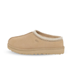 UGG Tasman Slipper in de kleur Mustard Seed, met een suède buitenkant, warme voering en kenmerkende geborduurde rand.