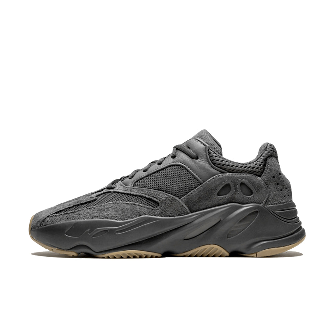 Yeezy Boost 700 V1 Utility Black - zwarte premium sneaker met Boost-demping en robuuste zool, verkrijgbaar bij KeepItSneaker met gratis verzending in Nederland, België en Duitsland.