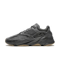 Yeezy Boost 700 V1 Utility Black - zwarte premium sneaker met Boost-demping en robuuste zool, verkrijgbaar bij KeepItSneaker met gratis verzending in Nederland, België en Duitsland.