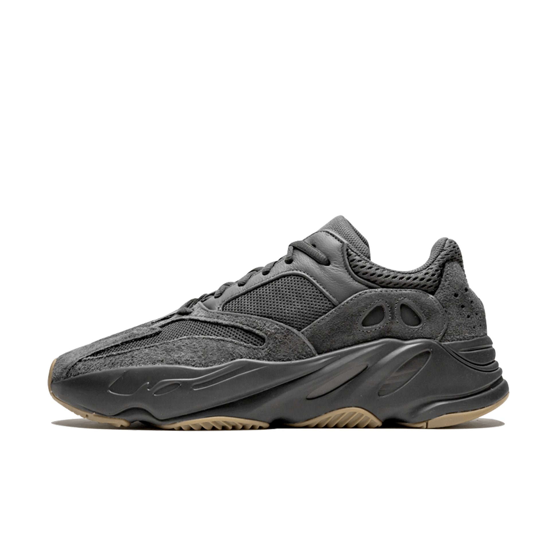 Yeezy Boost 700 V1 Utility Black - zwarte premium sneaker met Boost-demping en robuuste zool, verkrijgbaar bij KeepItSneaker met gratis verzending in Nederland, België en Duitsland.