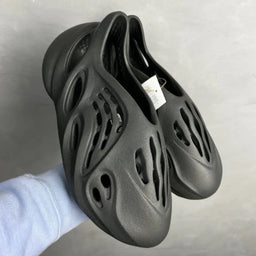 Yeezy Foam Runner Carbon
