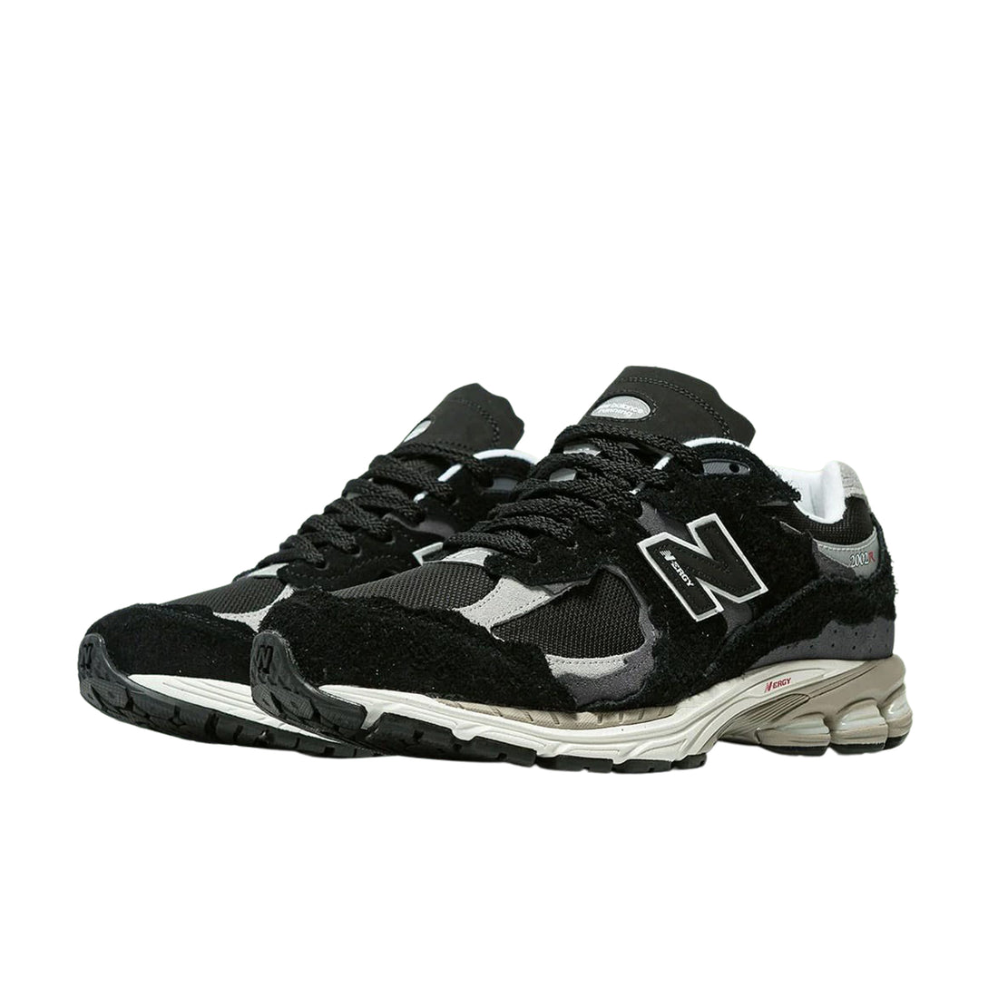 New Balance 2002R Protection Pack Black Grey - premium sneaker met gedistresseerd design en geavanceerde demping, verkrijgbaar bij KeepItSneaker.